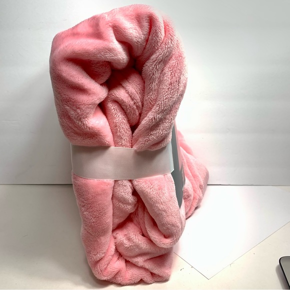 NWT. Disney pink soft Mickey Mouse large throw blanket. 100% polyester - Picture 4 of 8